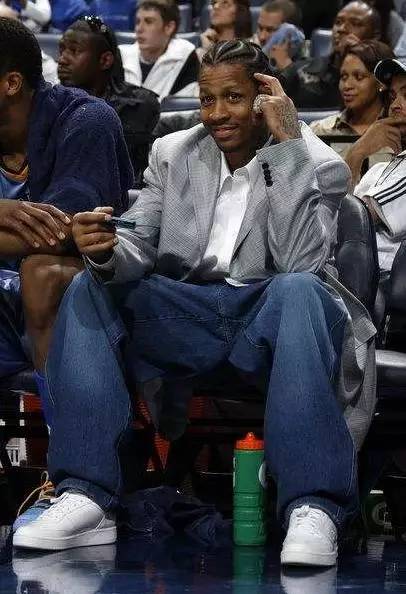 邮报：曼联计划在转会市场全力支持阿莫林 内部认为逐渐走上正路（《邮报》：曼联拟在引援方面全力支持阿莫林，队内评估球队已渐入正轨）