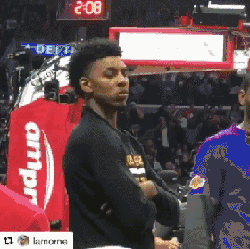 约基奇首节砍18分5板4助，着装引热议（约基奇首节轰下18分5篮板4助攻，造型引发热议）