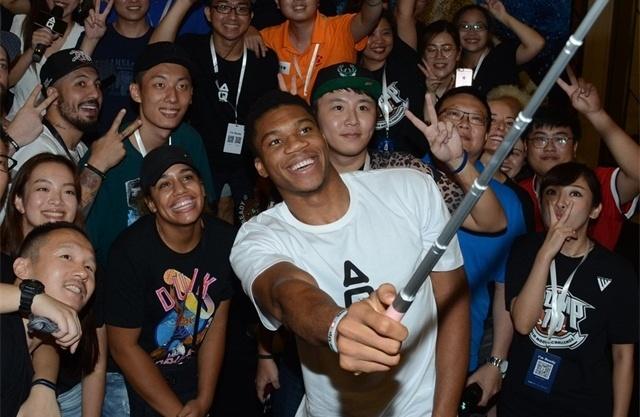 诺伊尔：没考虑重返德国队，希望活在当下和拜仁一起奋斗（诺伊尔：暂不考虑重返国家队，专注当下，与拜仁并肩奋战）