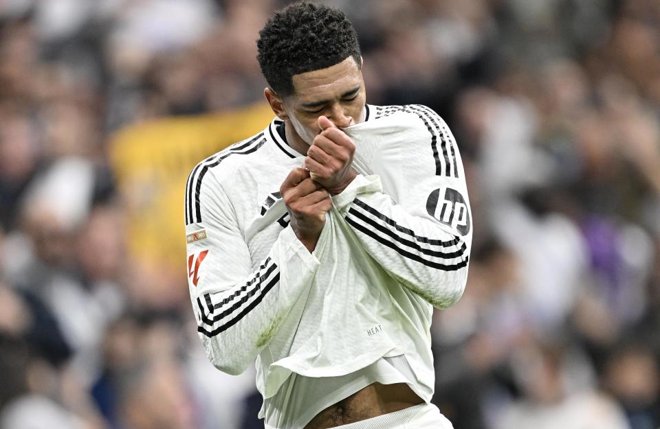 一箭穿心！林秉圣带球推进到前场 转身顶开防守出手压哨三分命中（林秉圣推进前场转身硬扛防守，压哨三分穿网而过）