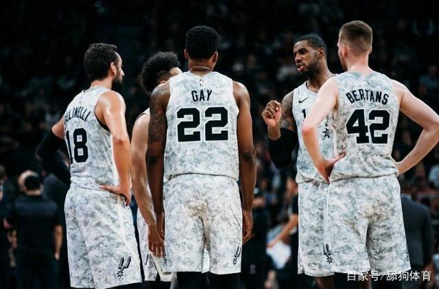 不对爱德华兹战术犯规？掘金主帅：他在三分线接球有三罚风险（掘金主帅解释没对爱德华兹战术犯规：他三分线接球有送三次罚球的风险）