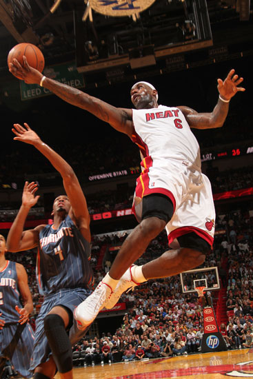 塞尔塔对阵皇马的第一个进球，很潇洒的射门方式（塞尔塔战皇马首球，潇洒一击破门）