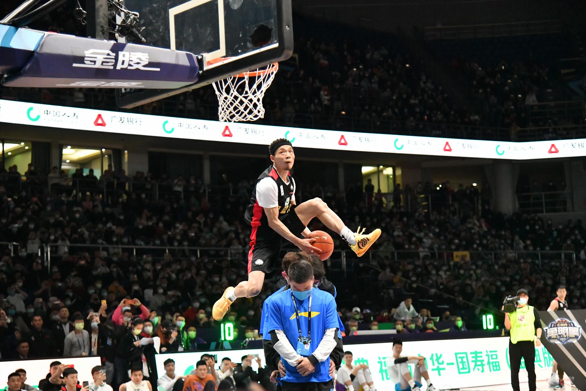 剑南春｜米兰1-0拉齐奥暂登顶，莱奥制胜，托莫里献助攻（剑南春｜莱奥破门托莫里送助攻，米兰1-0小胜拉齐奥暂居榜首）