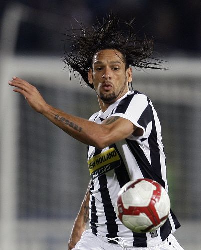 皇马盯上拜仁铁卫！2000万年薪要价令人惊喜，白衣军团再现零元购（皇马盯上拜仁铁卫：2000万年薪要价惊喜，白衣军团或再现自由转会神操作）