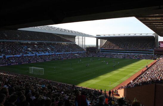 曼联英超15轮4-1胜狼队，近3轮不败，B费2射1传，助球队冲至第六，有望重返欧冠区。（英超第15轮，曼联4-1击退狼队，近三轮不败；B费2球1助助红魔升至第六，剑指欧冠区）