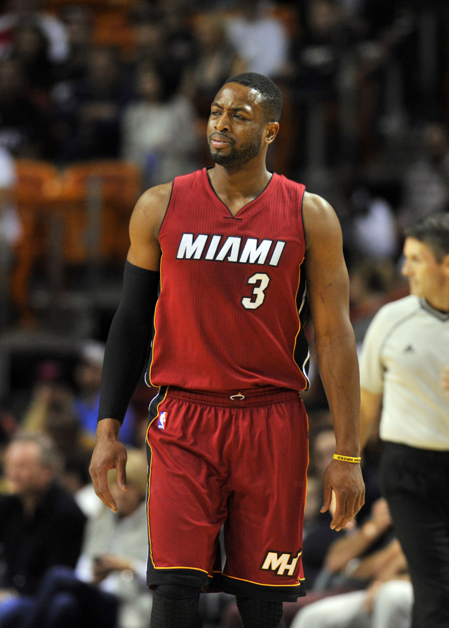 中超赛场争议判罚：VAR判罚引发热议,（中超再起争议：VAR判决掀起热议）