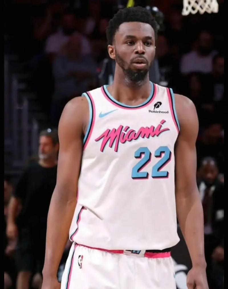 当选对阵巴黎全场最佳，诺伊尔社媒庆祝胜利：团队👊（诺伊尔对阵巴黎当选全场最佳，社媒庆胜发声：团队👊）