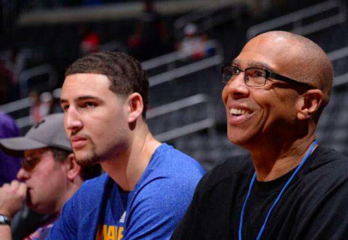 布朗半场狂轰17分＆胡金秋状态一般，广厦手握17分领先（布朗半场飙17分，胡金秋状态平平，广厦领先17分）