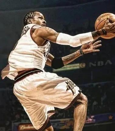 意外变阵！安东尼戴维斯坐镇五号位，解锁独行侠争胜关键优势（突发变阵！安东尼·戴维斯改打中锋，独行侠赢球关键优势被激活）