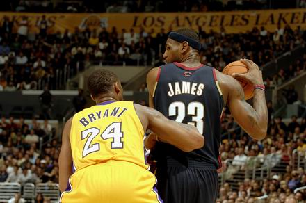 这大坏蛋！海港队庆祝夺冠时，蒋光太扒掉了古斯塔沃的裤子（庆冠夜笑翻场：海港队庆祝时，蒋光太恶作剧拉下古斯塔沃的球裤）