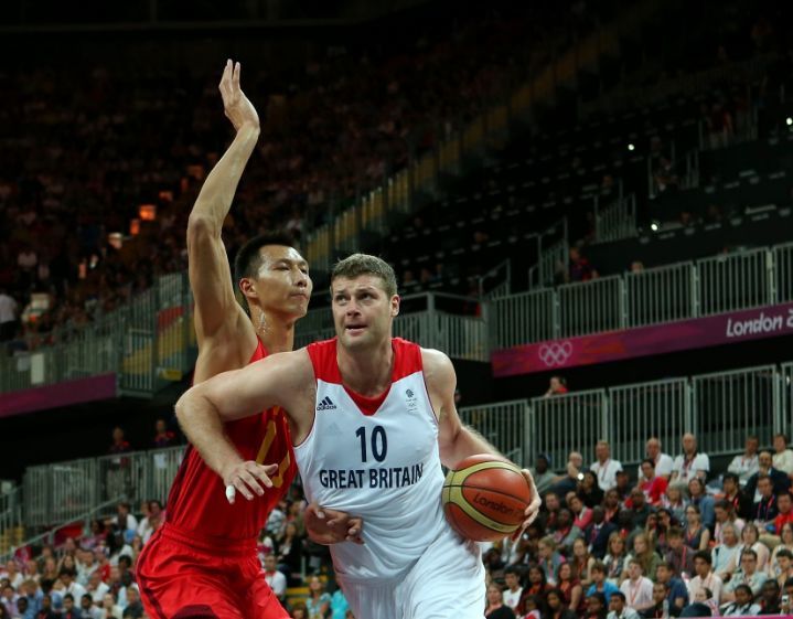 活塞客场大胜取得12连胜，终结对阵雄鹿五连败（活塞客场大捷豪取12连胜，结束此前对雄鹿的五连败）