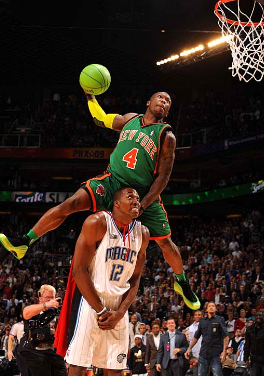 激情四溢的篮球对决，卡斯尔展现卓越技巧（热血沸腾的篮球激战，卡斯尔尽展非凡技艺）