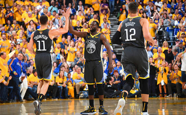 詹姆斯本场正负值-33，圣诞大战历史第二低&仅次于邓肯-34（詹姆斯此战正负值-33，圣诞大战史上第二差，仅逊邓肯的-34）