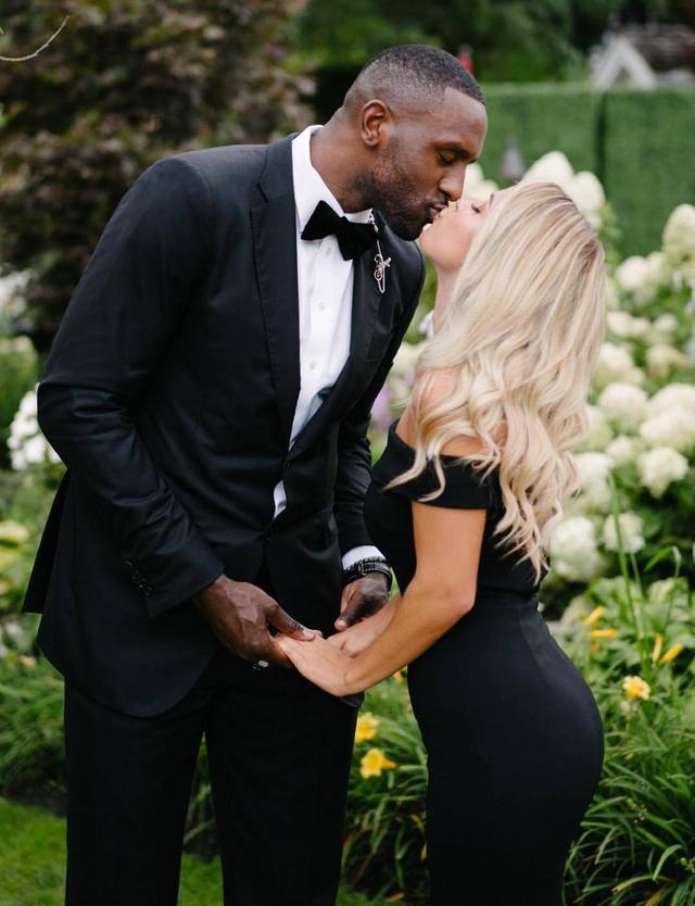 文班亚马这球太炸裂了！看懵亚历山大，马刺替补席起立欢呼（文班亚马神级一球炸翻全场，亚历山大看傻了，马刺替补席集体起立欢呼）