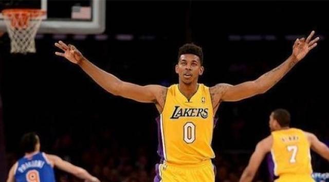 喀麦隆非洲杯大名单：姆伯莫领衔，巴索戈在列，奥纳纳无缘（喀麦隆非洲杯阵容公布：姆伯莫担纲、巴索戈入选，奥纳纳落选）