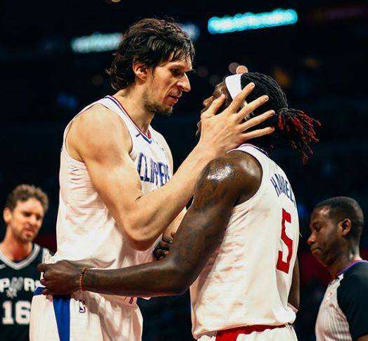 拉菲尼亚安慰弗里克？记者：输切尔西后弗里克感到精疲力竭（记者称：负于切尔西后弗里克疲惫不堪，拉菲尼亚上前安慰）