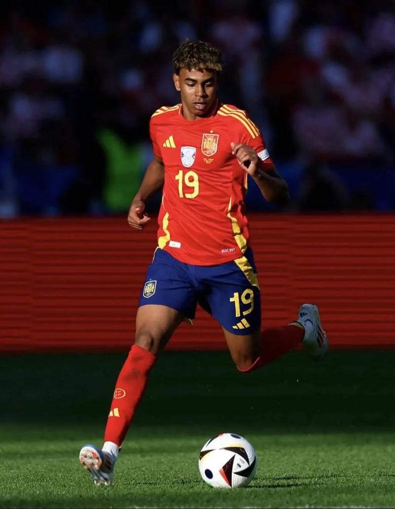 中超俱乐部欠薪问题严峻，准入审核难度大，职业化进程仍不完善。（中超俱乐部欠薪普遍，准入门槛提升，职业化建设仍待完善）