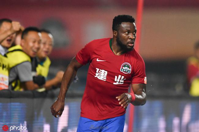 根本不在状态！拉拉维亚传球失误再被断 火箭反击阿门空接单臂暴扣（拉拉维亚状态低迷传球再失误遭抢断 火箭快攻阿门空接单臂暴扣）