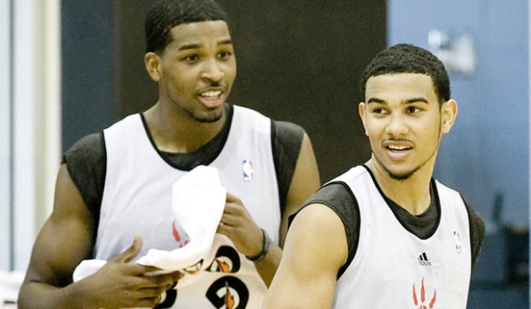 NBA：勇士主场击败小牛 库里三分火力全开（NBA：勇士主场力克小牛，库里三分如雨）