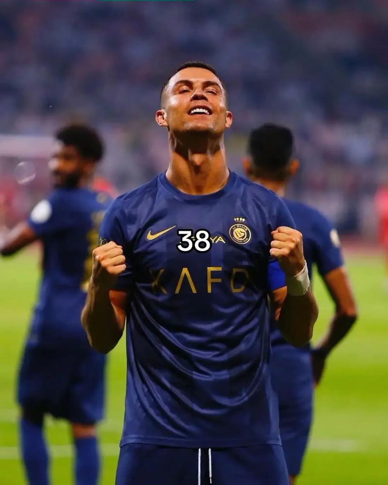 前锋伤愈回归轰出世界波（伤愈复出，前锋一记世界波惊艳全场）