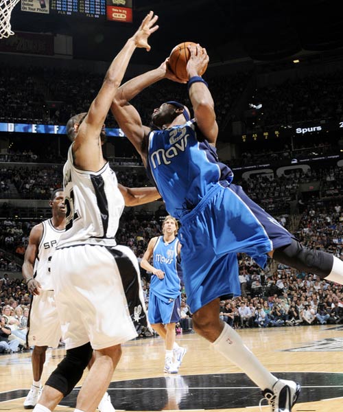 看不到梅西！印度球迷怒了：拆掉广告牌 狂扔水瓶 现场骚乱（看不到梅西引爆印度球迷不满：拆广告牌、掷水瓶，现场失控）