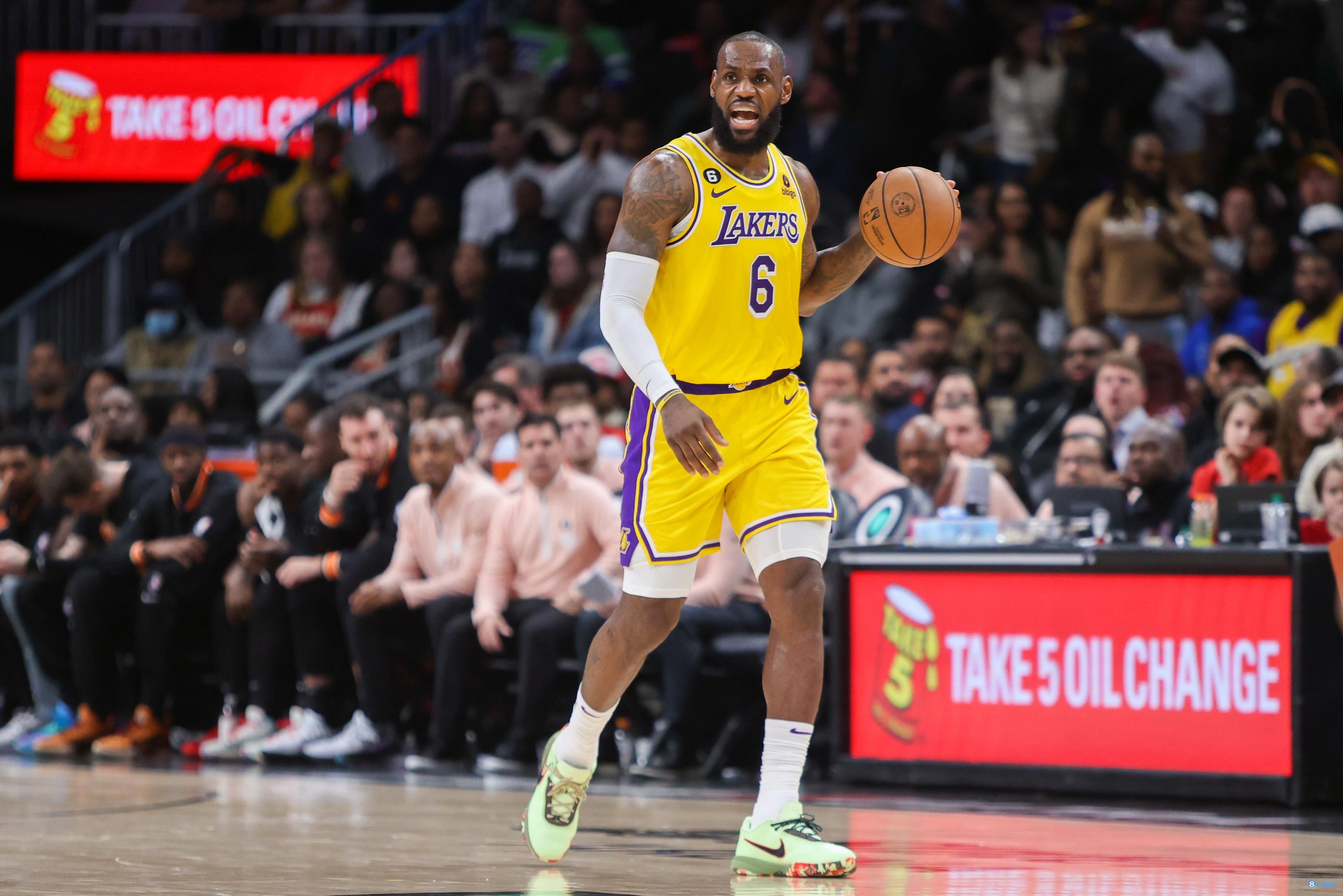 米兰跟队：米兰双雄探讨出售圣西罗冠名权，每年2000-3000万欧（随队消息：AC米兰与国米商议出售圣西罗冠名权，年收2000-3000万欧元）