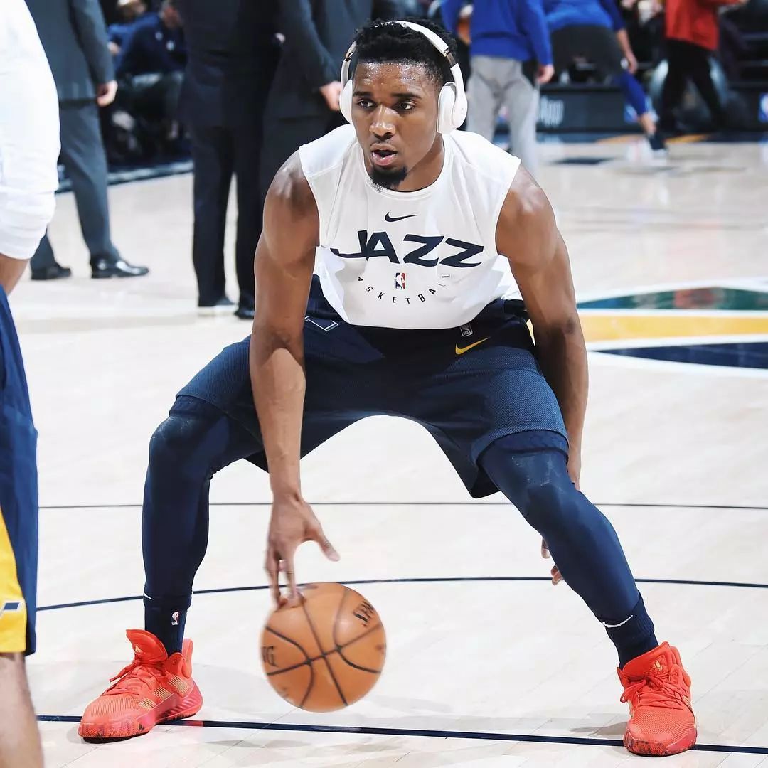 将功补过！东契奇传球失误后 回防送阿门罕见单臂大帽（失误后自我救赎！东契奇回追单臂大帽阿门）