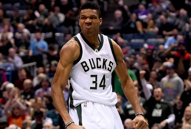 某球星再次进入本轮最佳阵容（某球星再度入选本轮最佳阵容）